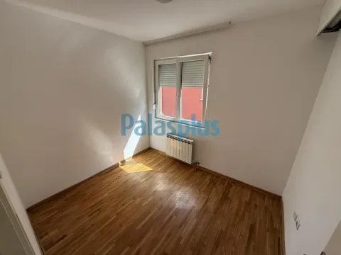 Prazna soba sa parketom i jednim prozorom. - image 6