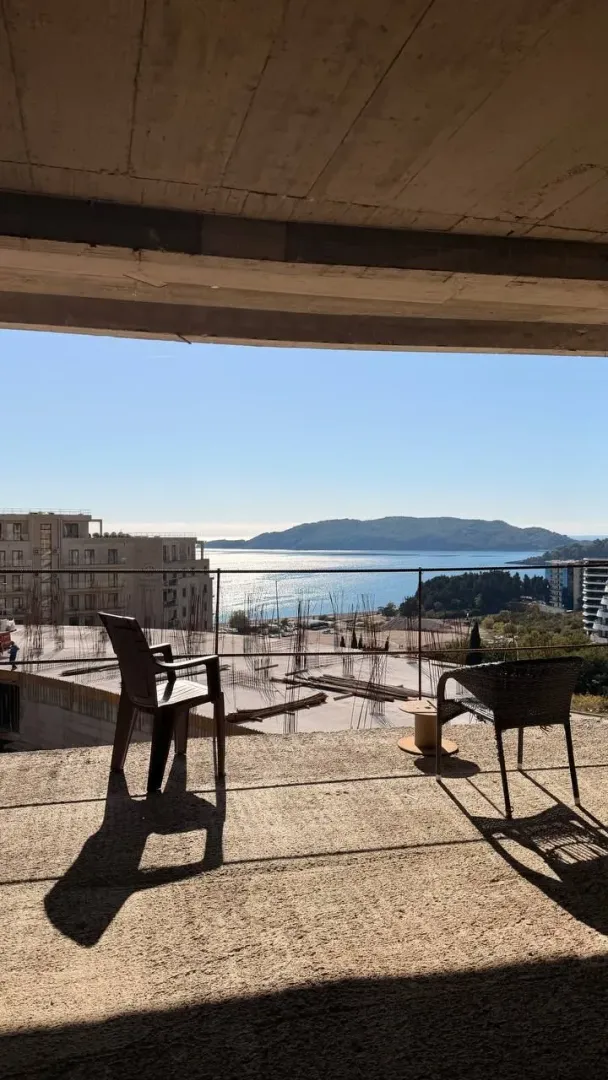 Pogled sa terase na more i okolinu.