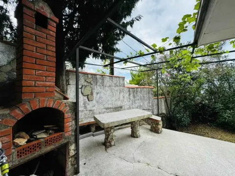 Natkriveni dio dvorišta sa zidanim roštiljem i kamenim stolom. - image 4