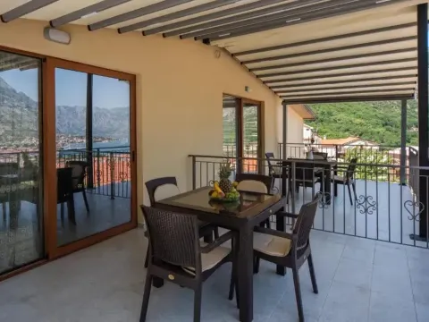 Izdavanje, stan, 94m², Kotor, Crna Gora - image 2