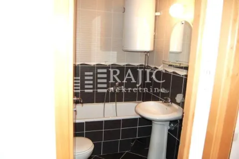 Manje kupatilo sa kadom, umivaonikom, WC šoljom i bojlerom. - image 7
