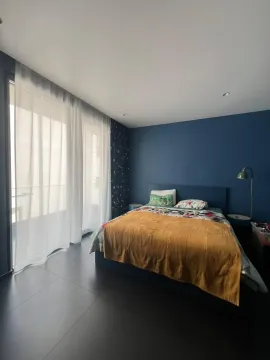 Moderna spavaća soba sa velikim bračnim krevetom i izlazom na terasu. - image 17