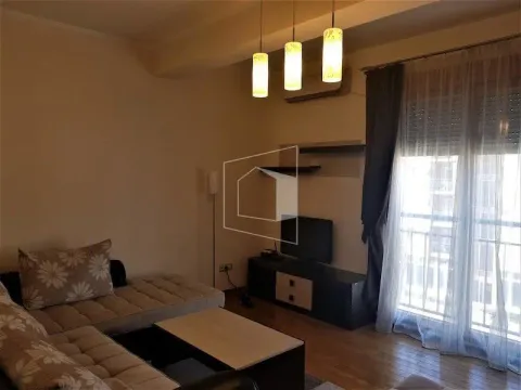 Dnevna soba sa garniturom, TV komodom i izlazom na terasu. - image 12