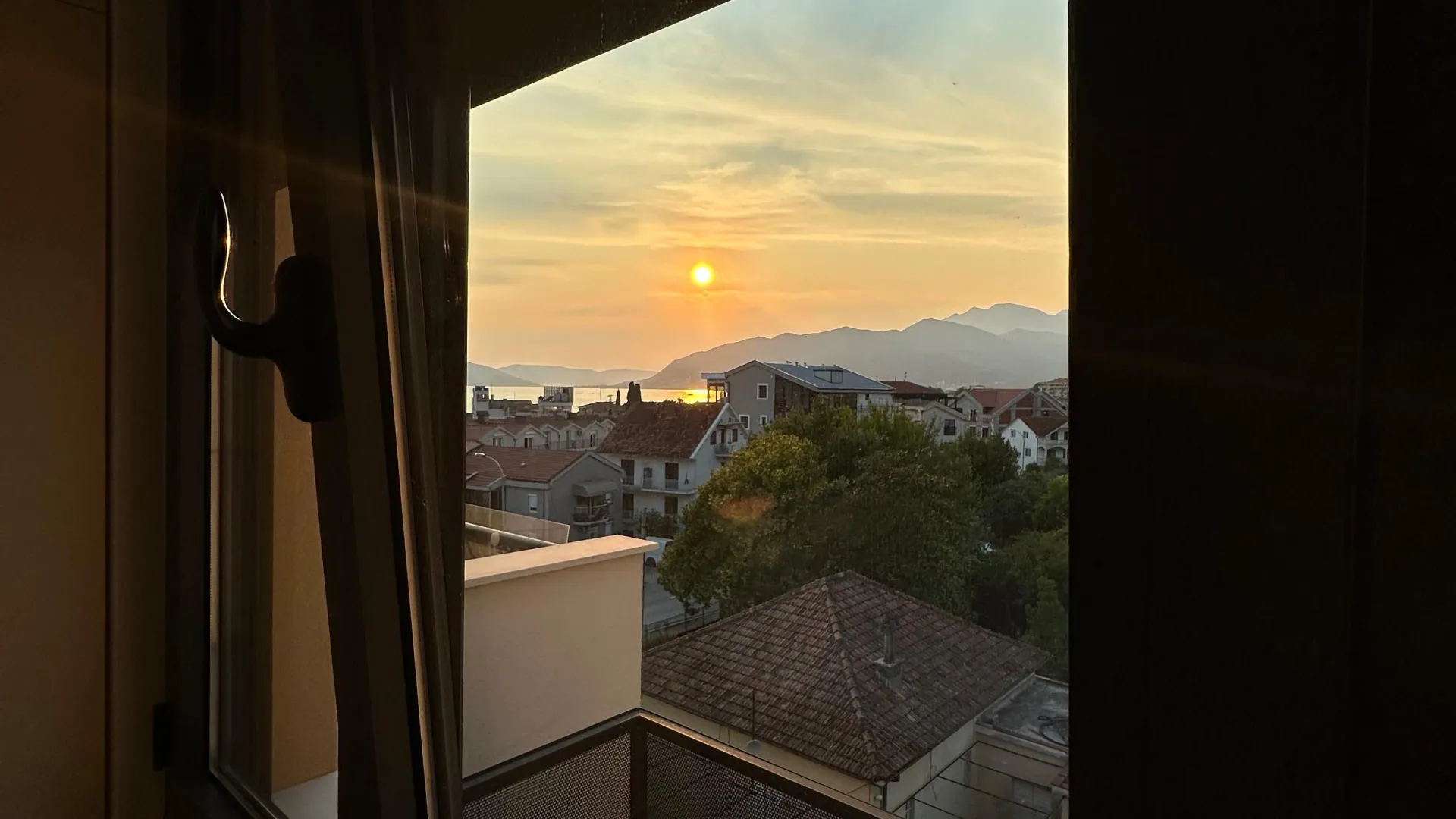 Izdavanje, dvosoban stan, 70m², Kalimanj, Tivat