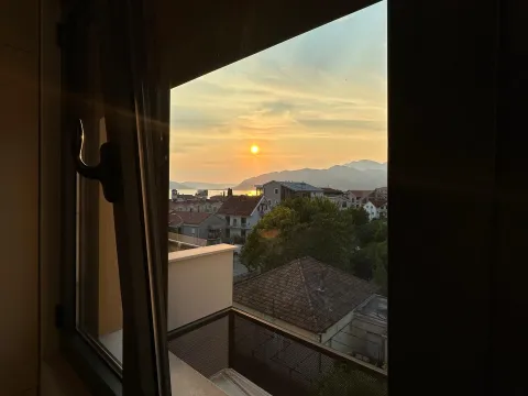 Izdavanje, dvosoban stan, 70m², Kalimanj, Tivat - image 5