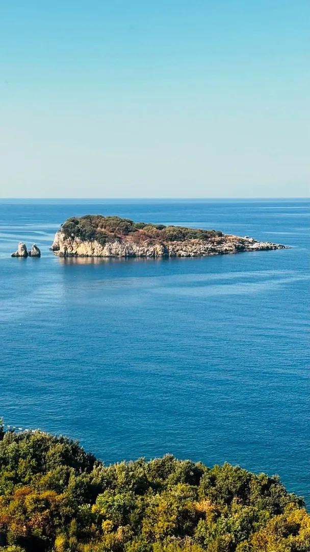 Pogled na more i ostrvo sa nekretnine.