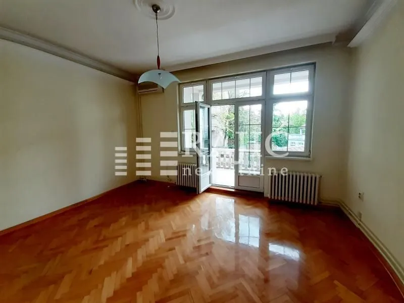 Empty room with hardwood floors and access to the terrace.