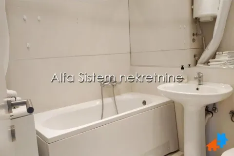 Manje kupatilo opremljeno kadom, umivaonikom i sanitarijama. - image 18