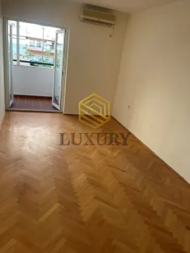 Empty room with parquet flooring and access to the terrace. - image 2