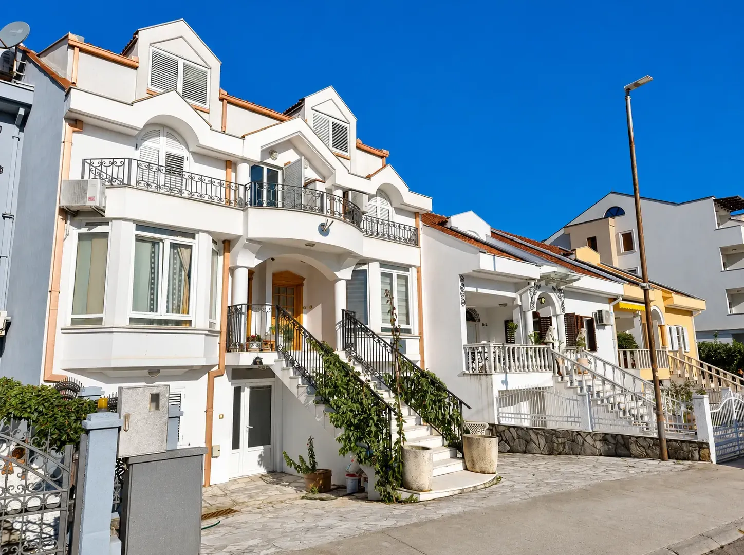 Izdavanje, kuća, 200m², Gorica C, Podgorica