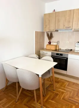 Manja kuhinja sa trpezarijskim stolom i stolicama. - image 6