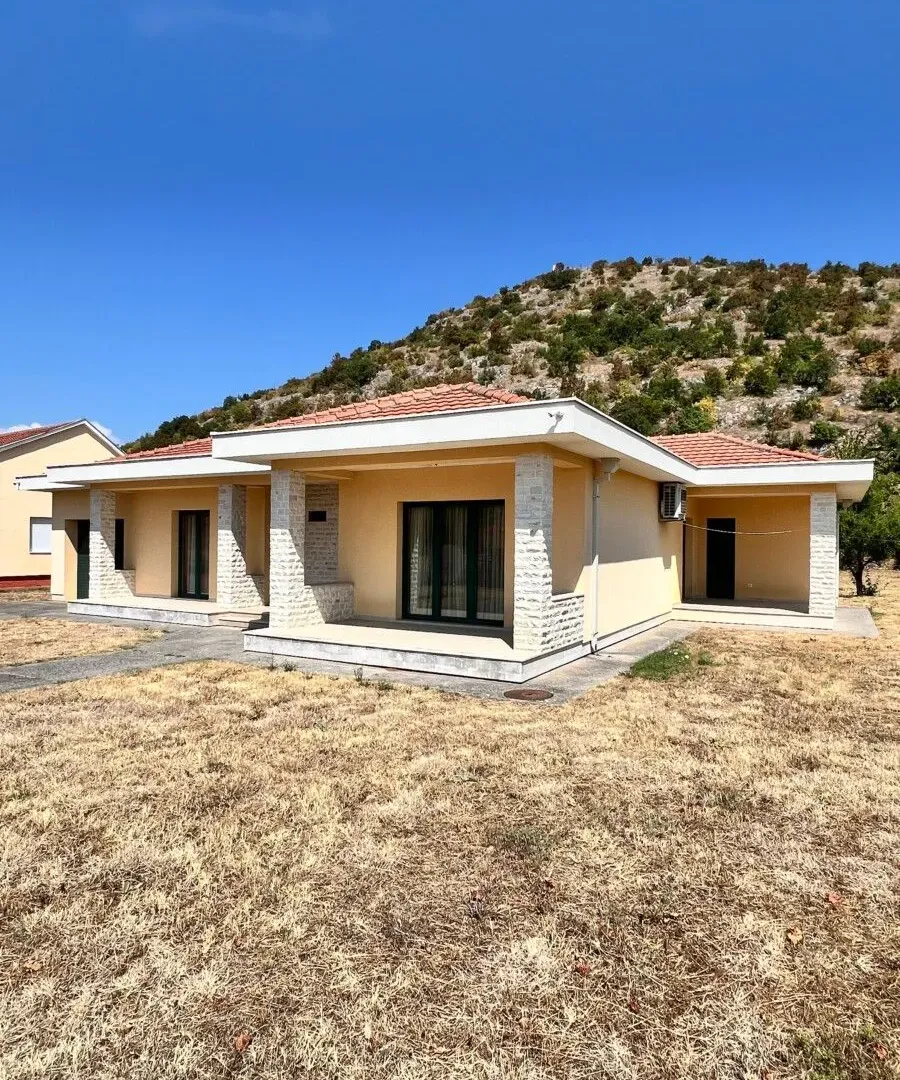 Prodaja, kuća, 200m², Rogami, Podgorica