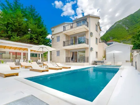 Prodaja, kuća, 240m², Stoliv, Kotor