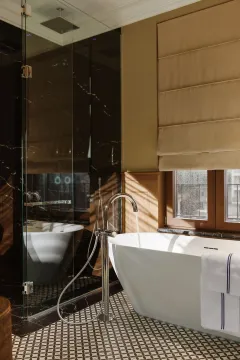 Moderno kupatilo sa samostojećom kadom, staklenom tuš kabinom i prozorom. - image 36