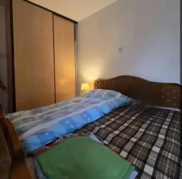 Spavaća soba sa bračnim krevetom i ugradnim plakarom. - image 10