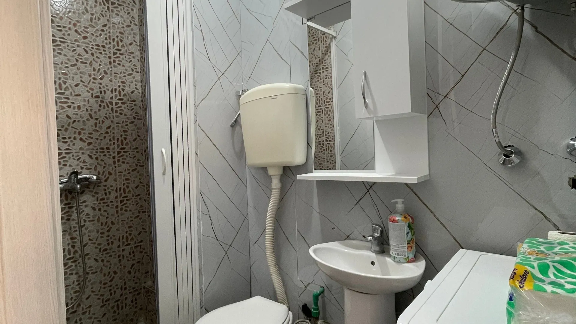 Izdavanje, trosoban stan, 55m², Lazi, Budva