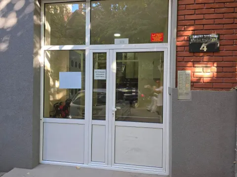 Ulaz u stambenu zgradu sa belim PVC vratima. - image 13