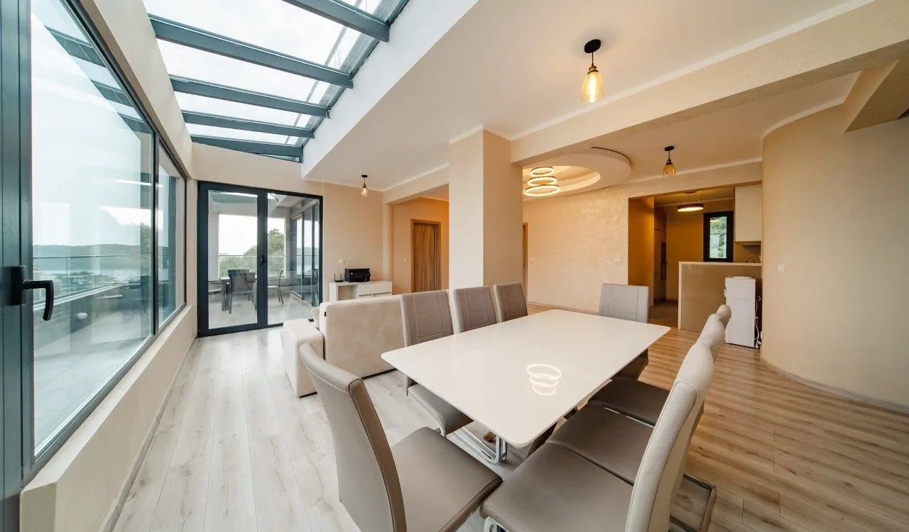 Sale, three bedroom apartment, 233m², Bečići, Budva