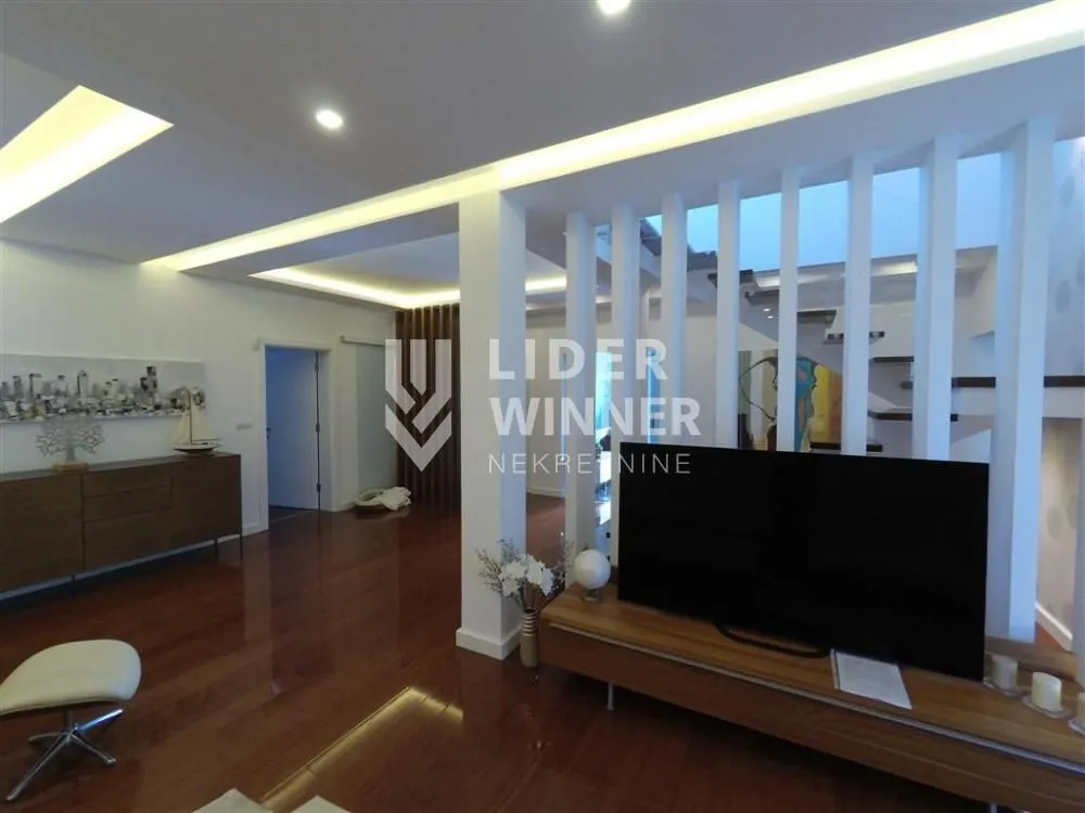 Prodaja, kuća, 203m², Centar, Ub