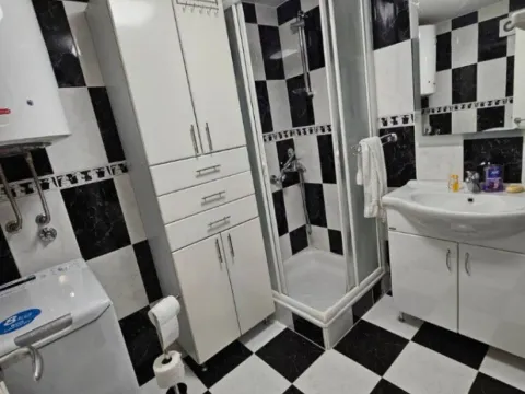 Izdavanje, trosoban stan, 80m², Dobrota, Kotor - image 4