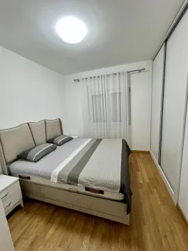 Spavaća soba sa bračnim krevetom, plakarom i prozorom sa zavjesama. - image 6