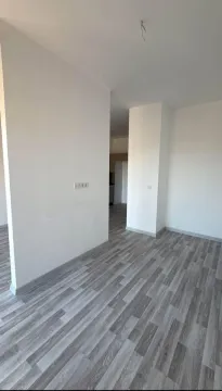 Prazna soba sa laminatom i bijelim zidovima. - image 3