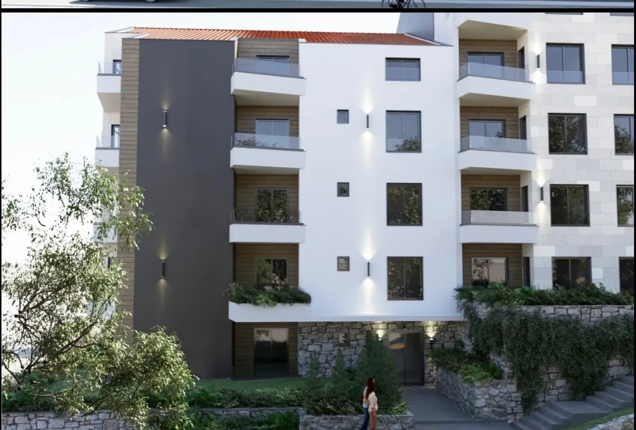Fasada i ulaz u modernu stambenu zgradu.
