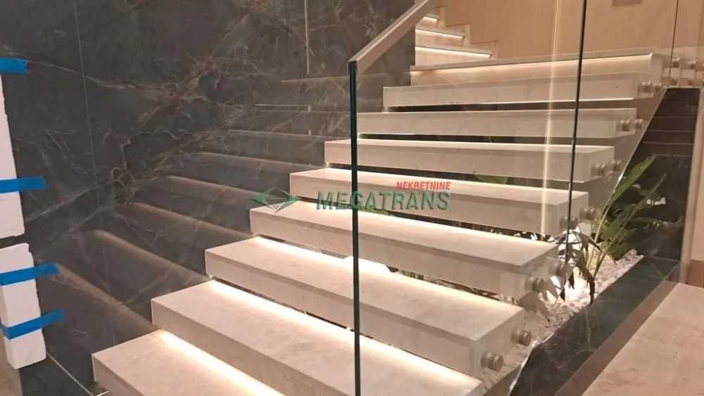 Izdavanje, četvorosoban stan, 112m², Centar, Novi Sad