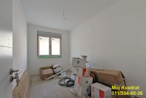 Prazna prostorija sa građevinskim materijalom i kutijama. - image 5