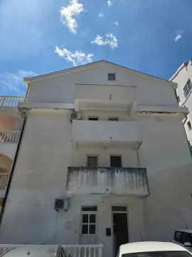 Spoljašnji izgled bijele stambene zgrade sa balkonima. - image 4