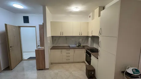 Manja kuhinja u svijetlim tonovima sa ugrađenom rernom i pločom. - image 5