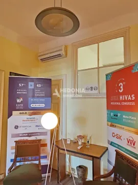 Unutrašnjost prostorije sa promo banerima, stočićem i stolicama. - image 7
