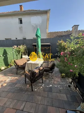 Popločano dvorište sa garniturom za sedenje i zelenilom. - image 11
