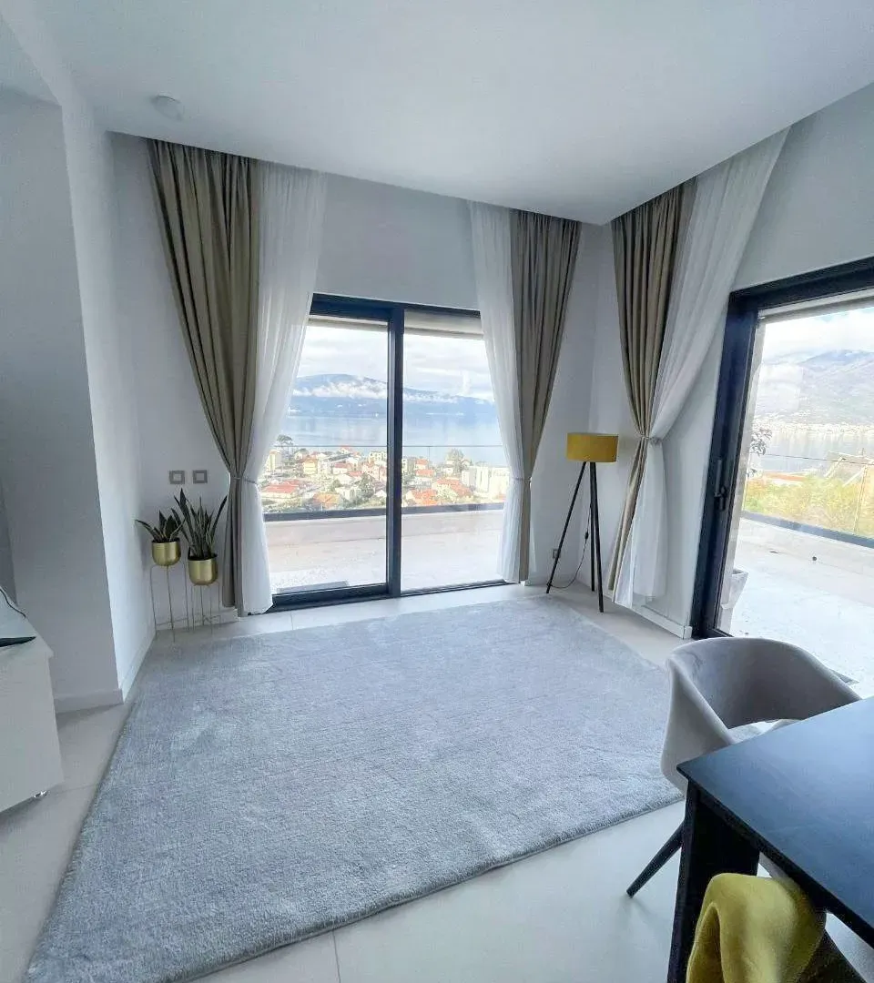 Izdavanje, dvosoban stan, 159m², Tivat, Crna Gora