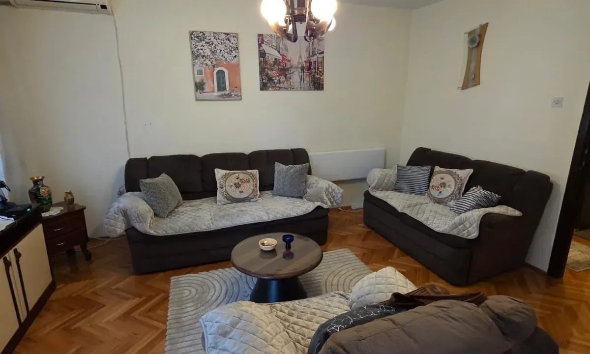 Izdavanje, dvosoban stan, 67m², Centar, Bar