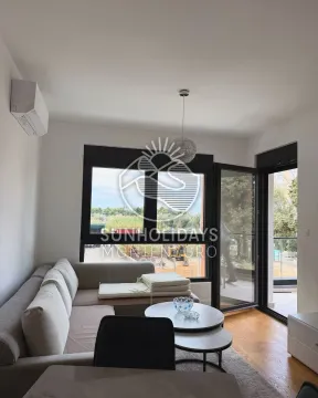 Dnevna soba sa garniturom i izlazom na terasu. - image 7