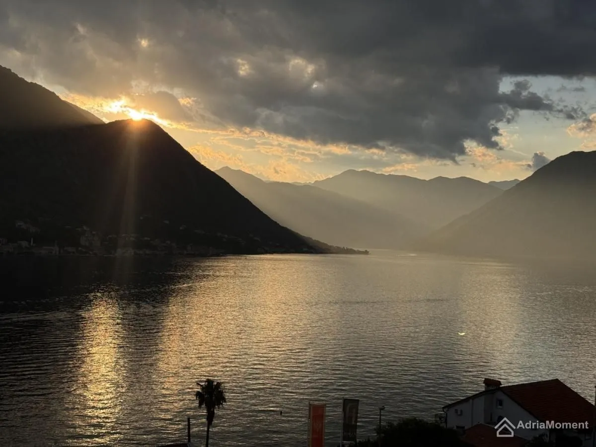 Prodaja, dvosoban stan, 85m², Dobrota, Kotor