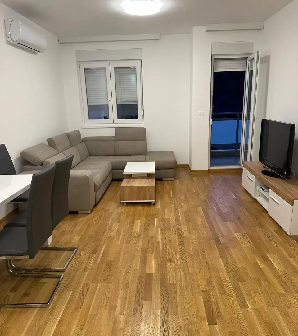 Izdavanje, dvosoban stan, 64m², City Kej, Podgorica