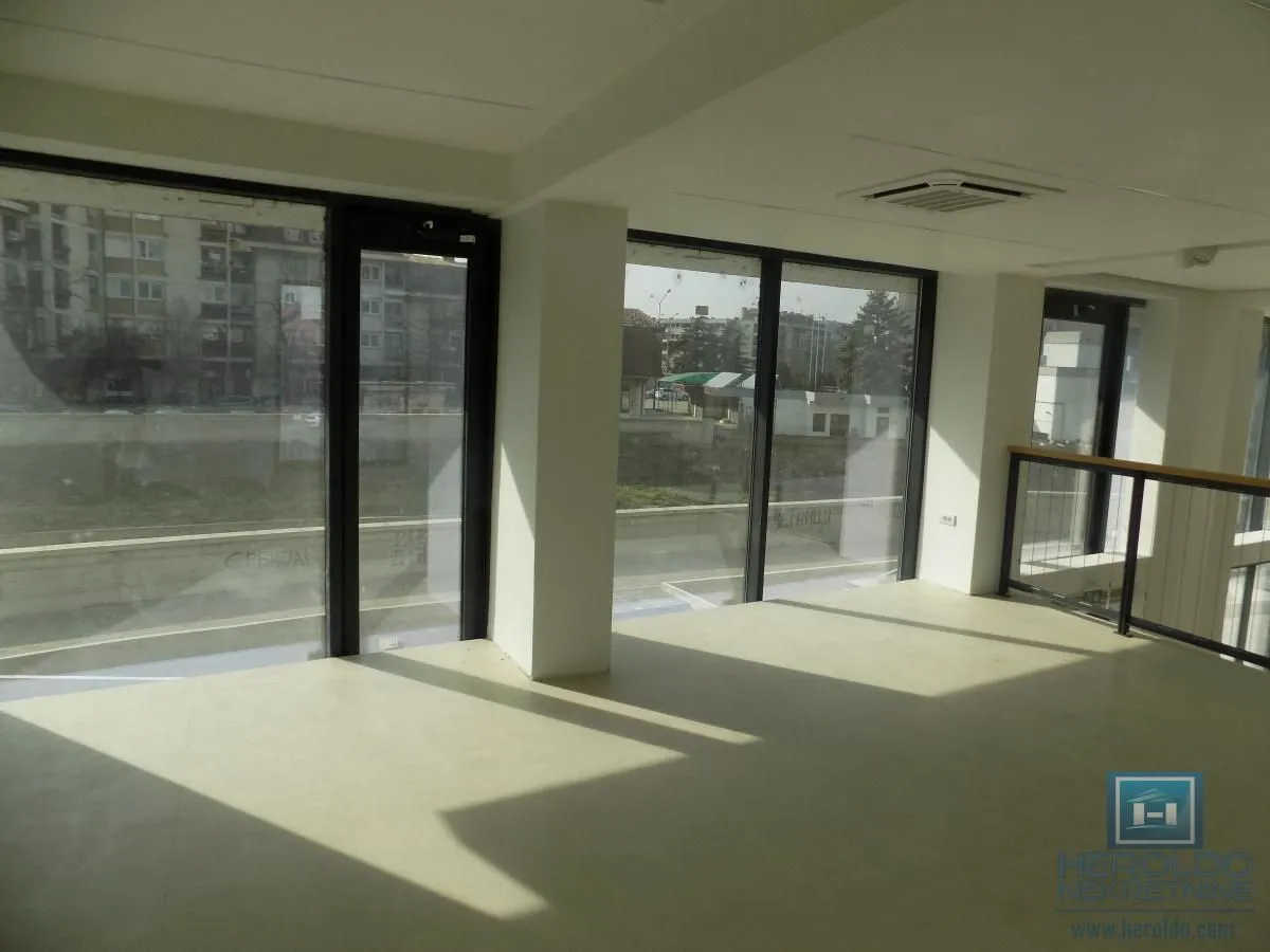 Izdavanje, poslovni prostor, 256m², Paraćin, Srbija