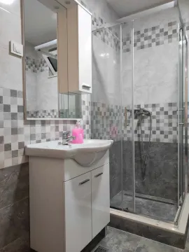 Moderno opremljeno kupatilo sa tuš kabinom i umivaonikom. - image 6