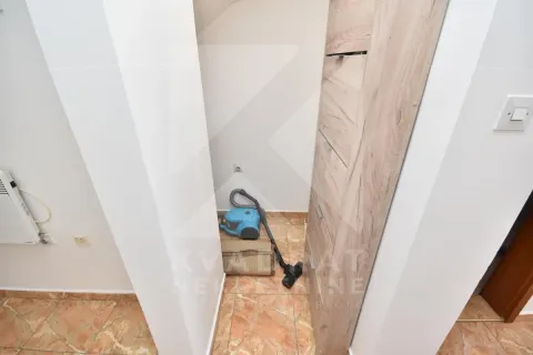 Izdavanje, četvorosoban stan, 160m², Tološi, Podgorica - image 21