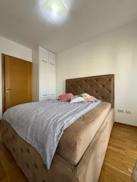 Namještena spavaća soba sa bračnim krevetom i ugradnim ormarom. - image 7