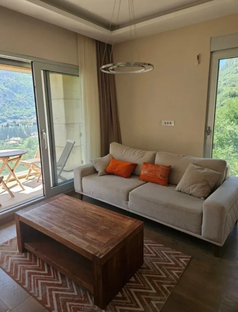 Izdavanje, dvosoban stan, 70m², Škaljari, Kotor
