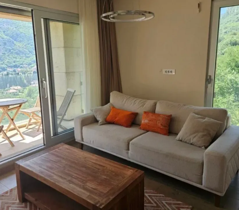 Izdavanje, dvosoban stan, 70m², Škaljari, Kotor