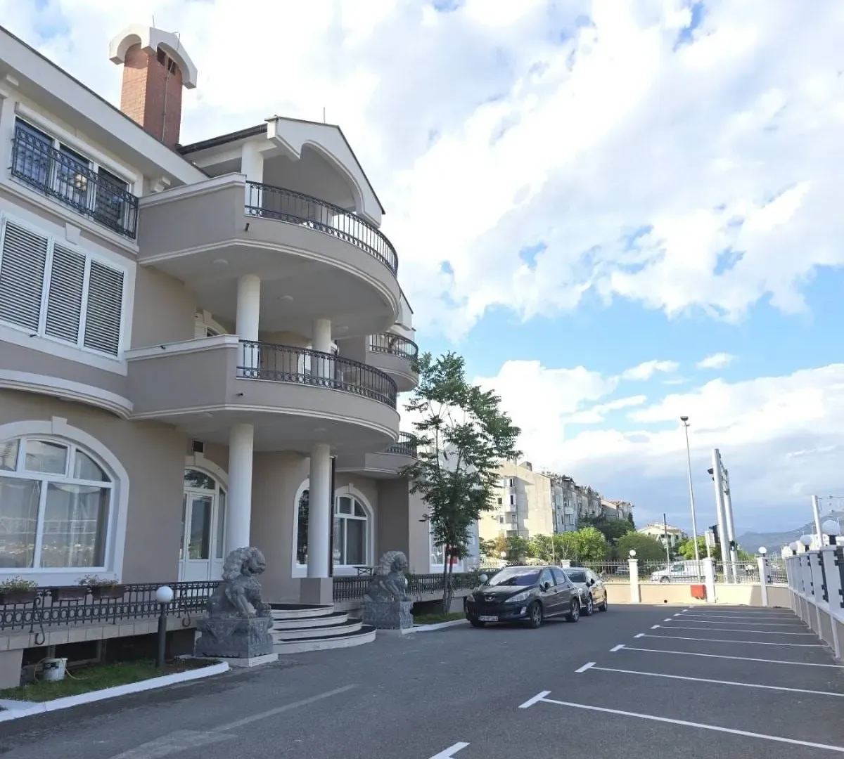 Prodaja, ugostiteljski objekat, 1000m², Stari Aerodrom, Podgorica