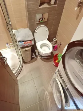 Manje kupatilo sa tuš kabinom, wc šoljom i veš mašinom. - image 12