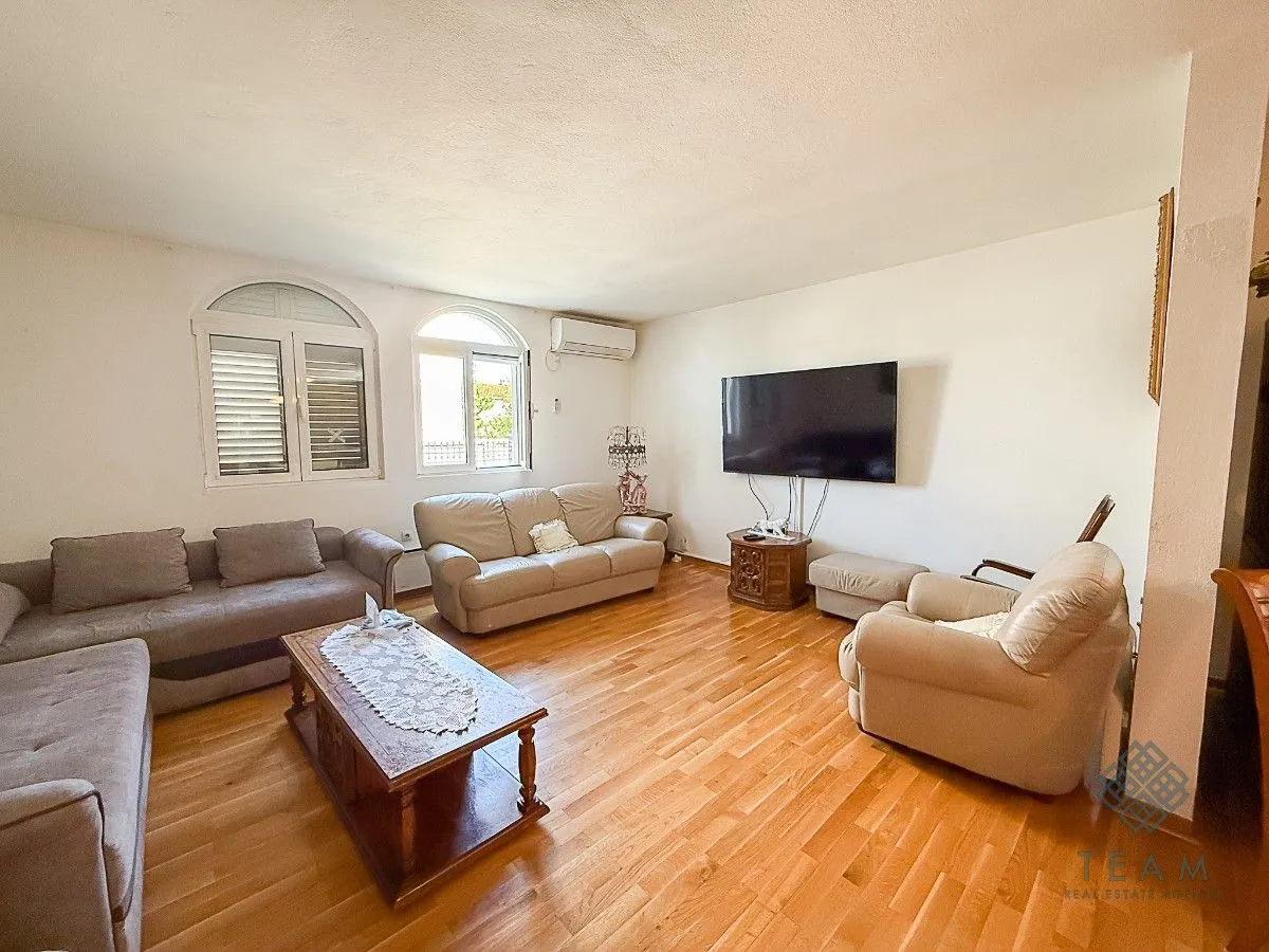 Rent, house, 400m², Zlatica, Podgorica