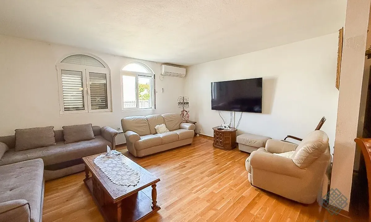 Rent, house, 400m², Zlatica, Podgorica