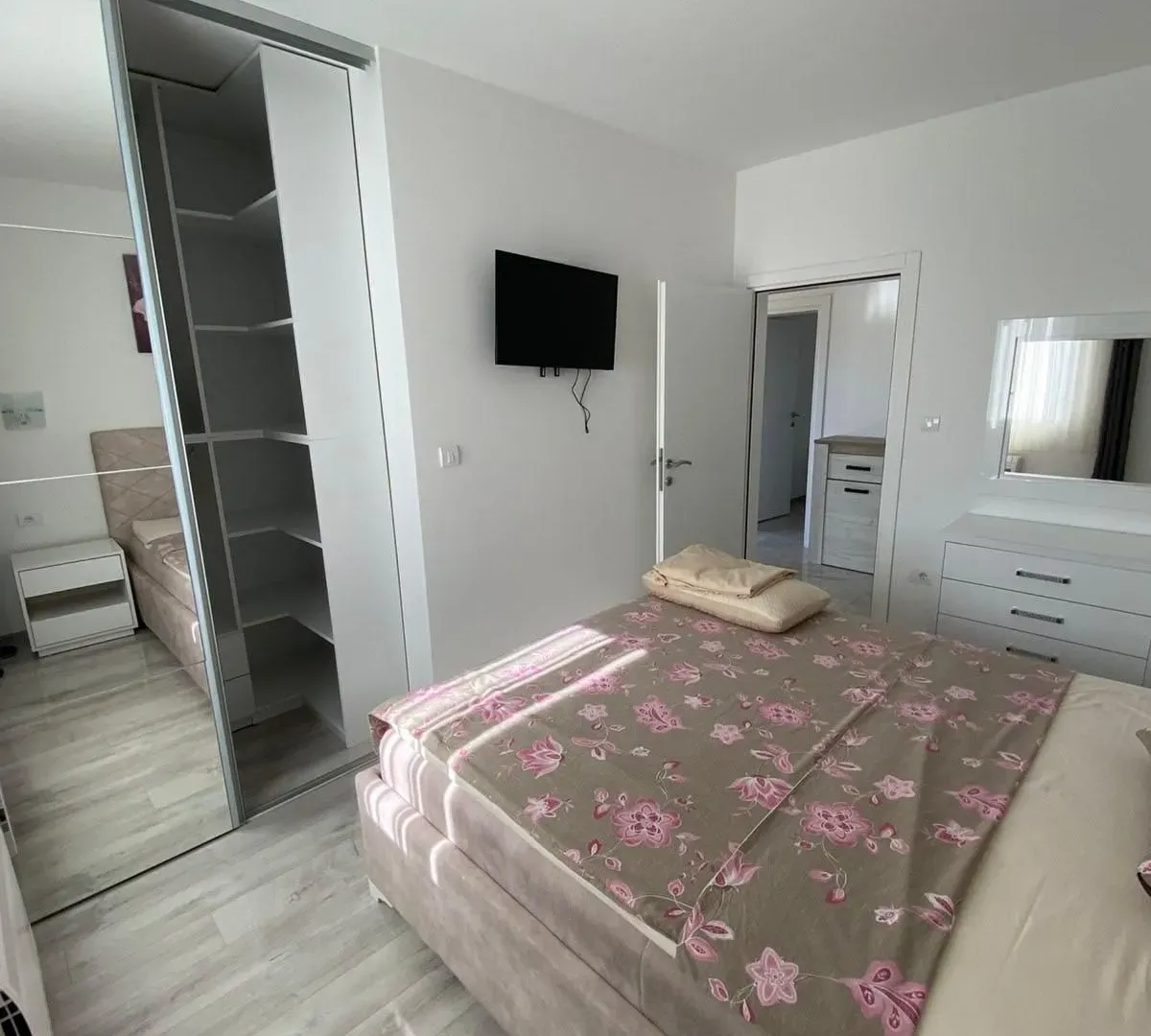 Rent, three bedroom apartment, 115m², Kalimanj, Tivat
