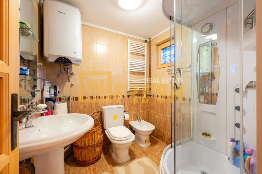 Kupatilo opremljeno tuš kabinom, umivaonikom, wc šoljom i bojlerom.